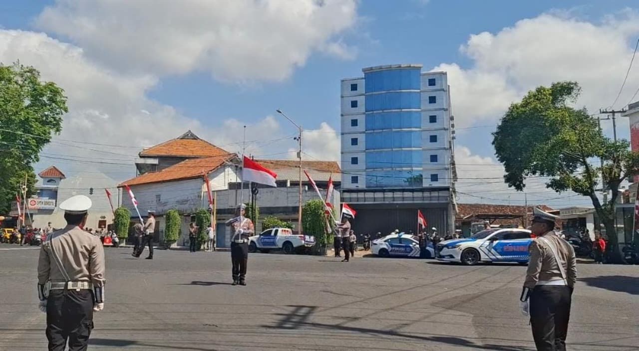 Peringati Detik-detik Proklamasi, Pengendara di Simpang Lima Banyuwangi Berhenti Sejenak