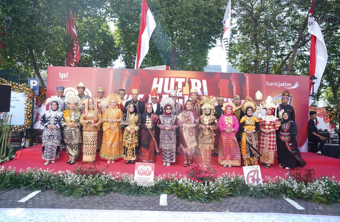 Rayakan 64 Tahun, Bank Jatim Kompak Tampilkan Defile dan Gaungkan Semangat Kebersamaan