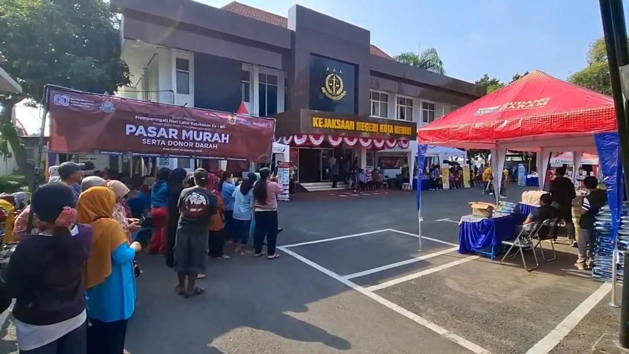 Warga Kota Kediri Serbu Pasar Murah Kejaksaan Demi Dapatkan Beras Lebih Murah