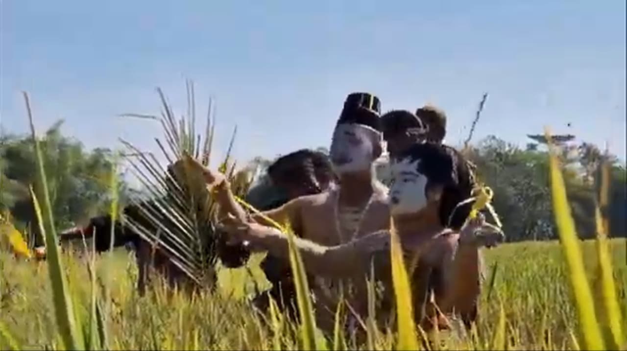 Tradisi Tahunan Methik Pari di Glinggang Ponorogo, Simbol Syukur dan Kebersamaan Warga