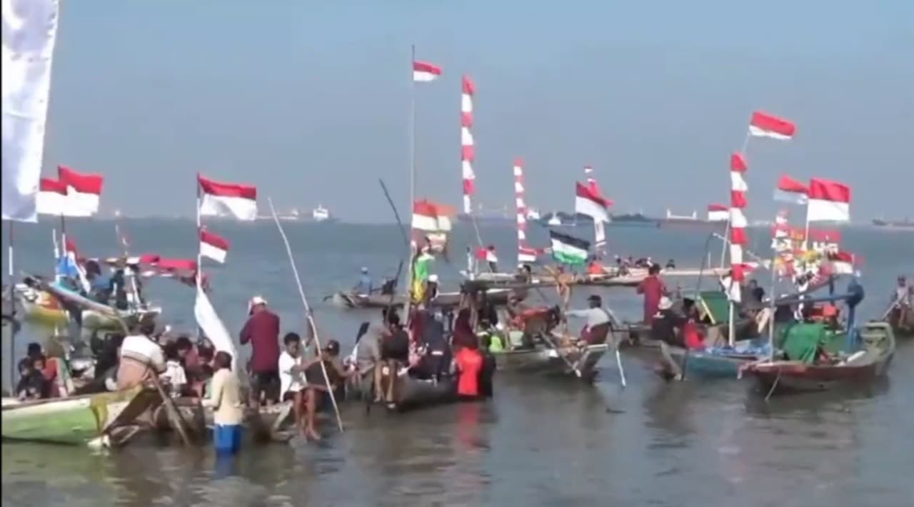 Warga Junganyar Rayakan HUT RI ke-80 dengan Naik Perahu Santai