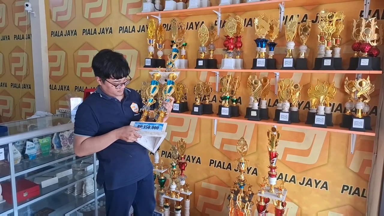 Peringatan HUT RI Dongkrak Penjualan Piala Hingga Dua Kali Lipat di Kediri