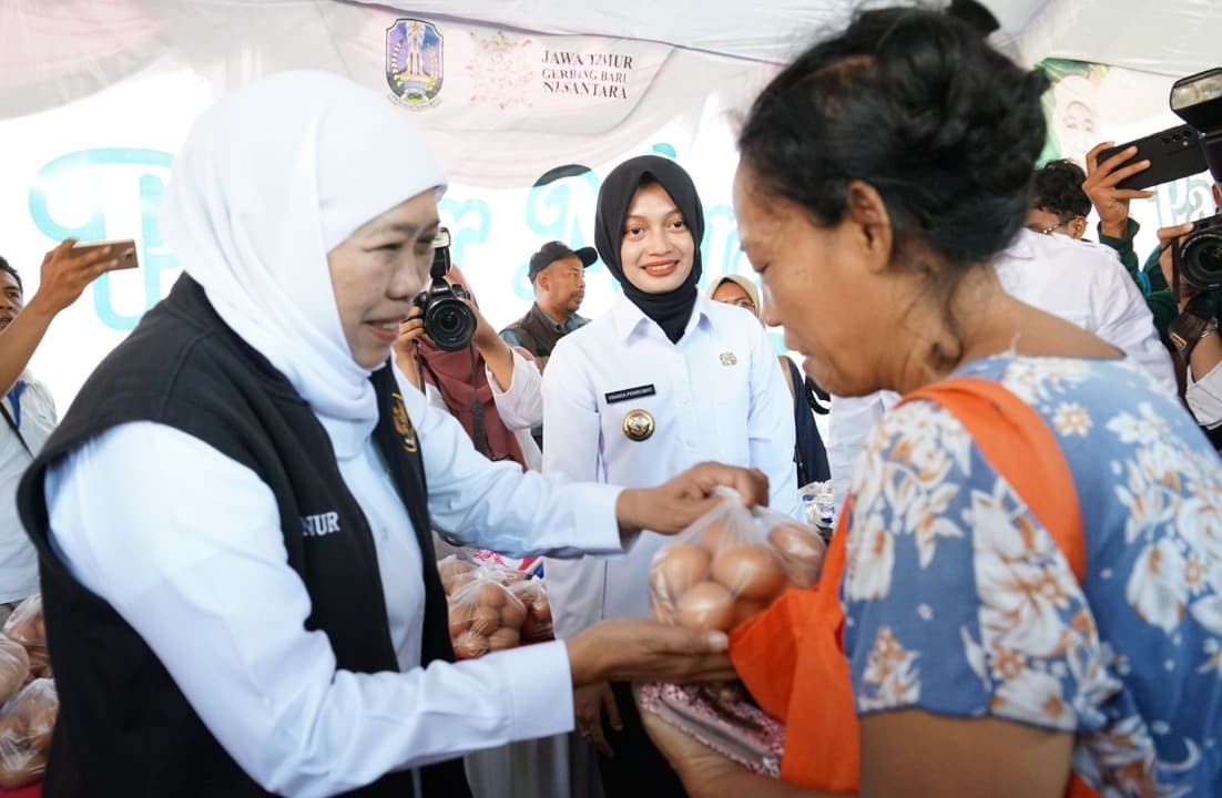 Dampingi Khofifah, Mbak Wali Apresiasi Pasar Murah di Kota Kediri
