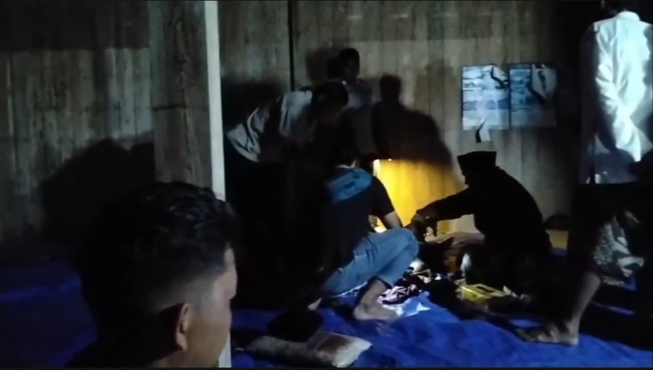 Seorang Kakek Ditemukan Tewas Bersimbah Darah di Musala