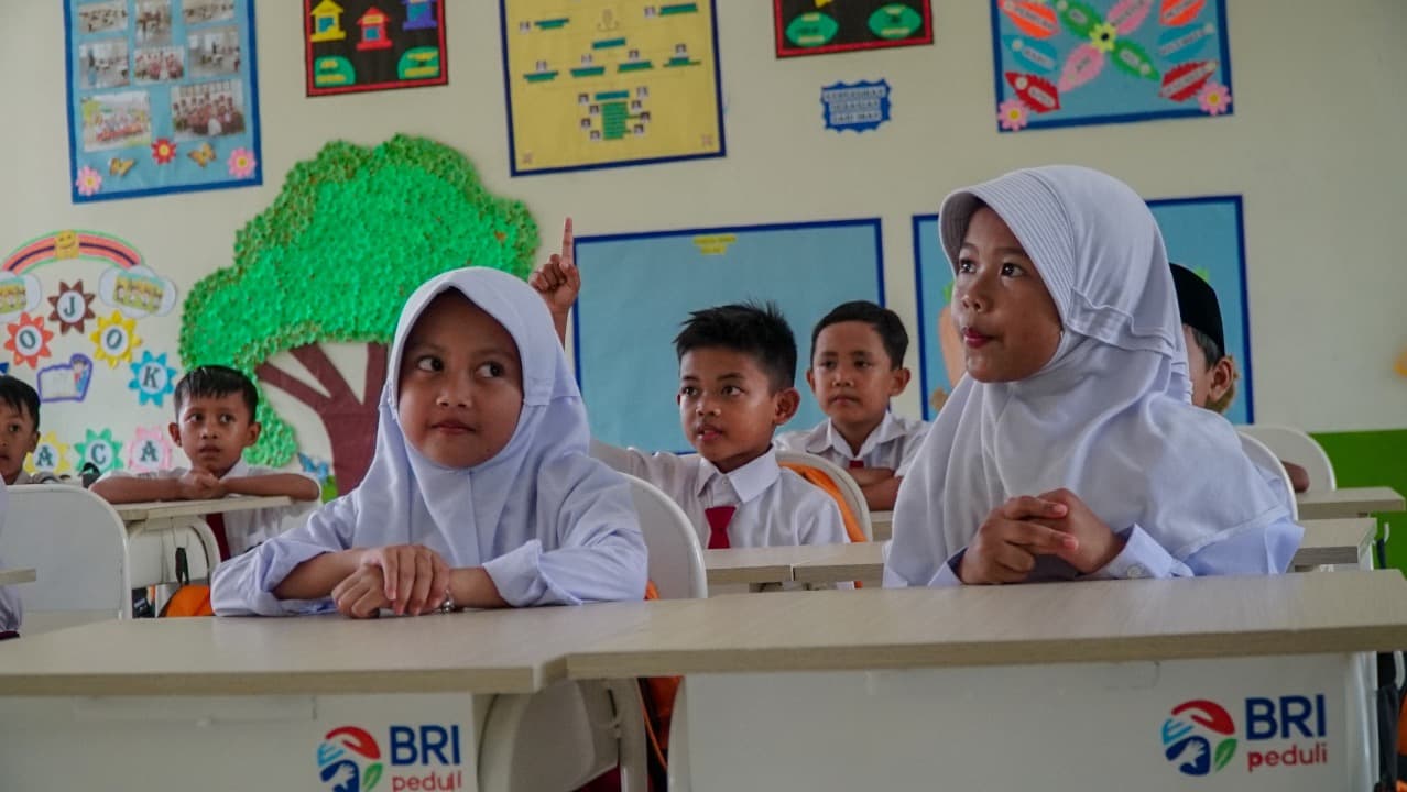 Dorong Peningkatan Kualitas Pendidikan di Indonesia, BRI Salurkan Bantuan Beasiswa bagi Pelajar