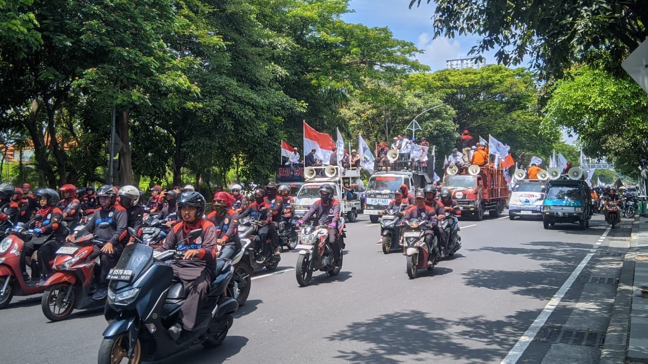 Ribuan Buruh Mulai Masuk Surabaya Menuju Kantor Gubernur