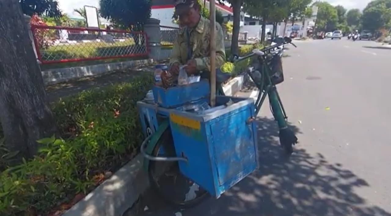 Cilok Isi Daging Ayam, Kisah Ketekunan Pak Qodir yang Setia Mengayuh Onthel di Magetan