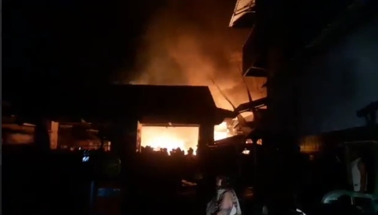 Kebakaran Hebat Hanguskan Puluhan Lapak di Pasar Baru Pandaan