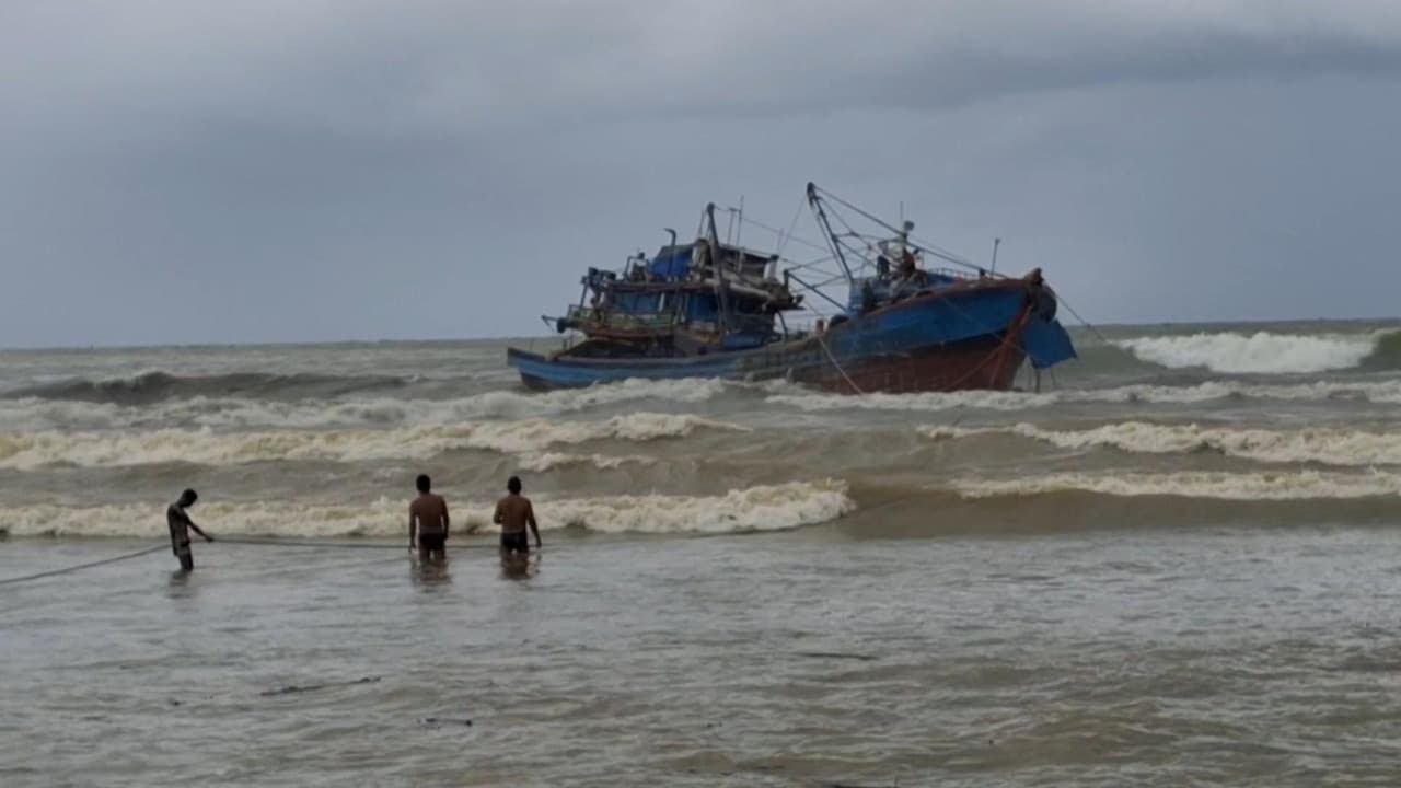 Kapal Nelayan Pekalongan Hanyut dan Terdampar di Tulungagung, Seluruh 27 ABK Selamat