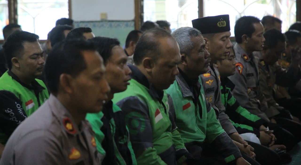 Polres Madiun dan Komunitas Ojol Gelar Shalat Gaib untuk Affan Kurniawan