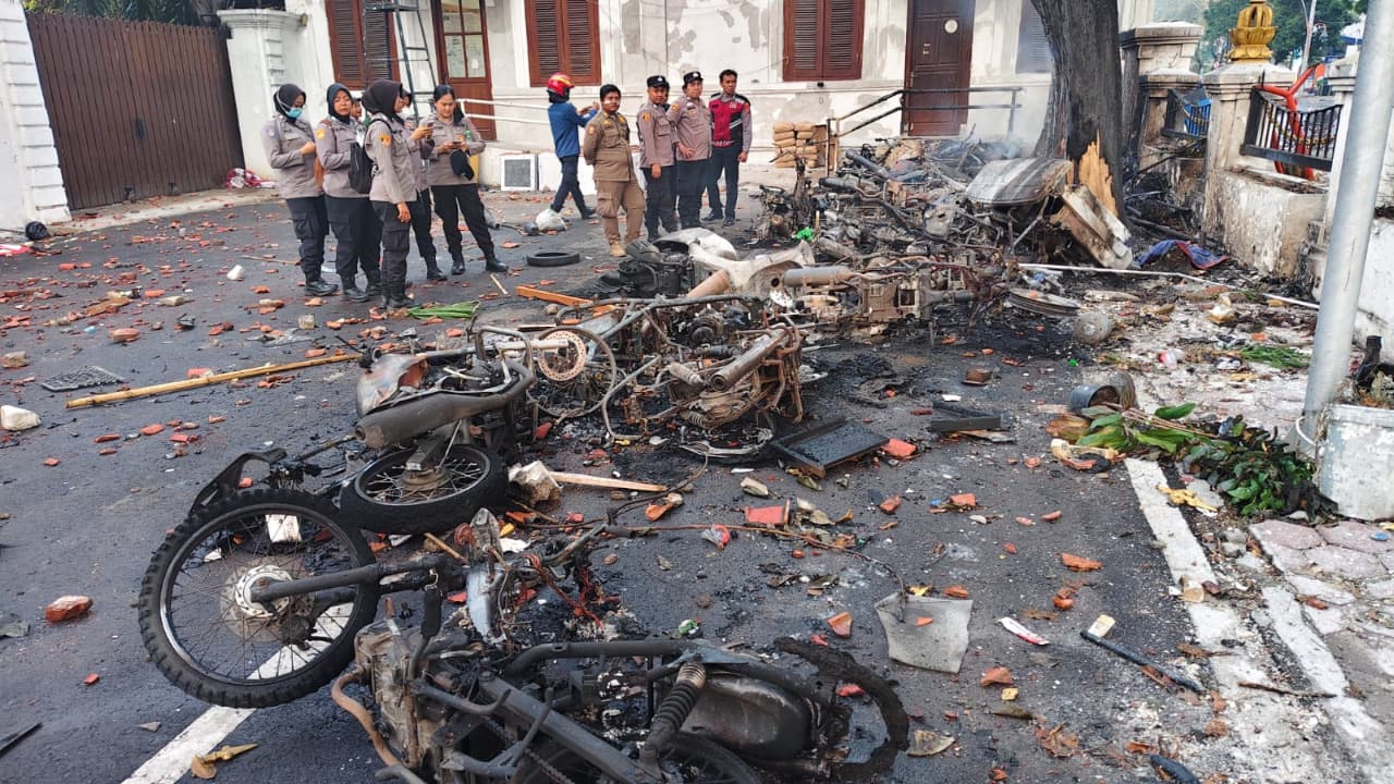 23 Sepeda Motor Hangus Terbakar Saat Aksi Solidaritas Ojek Online di Surabaya