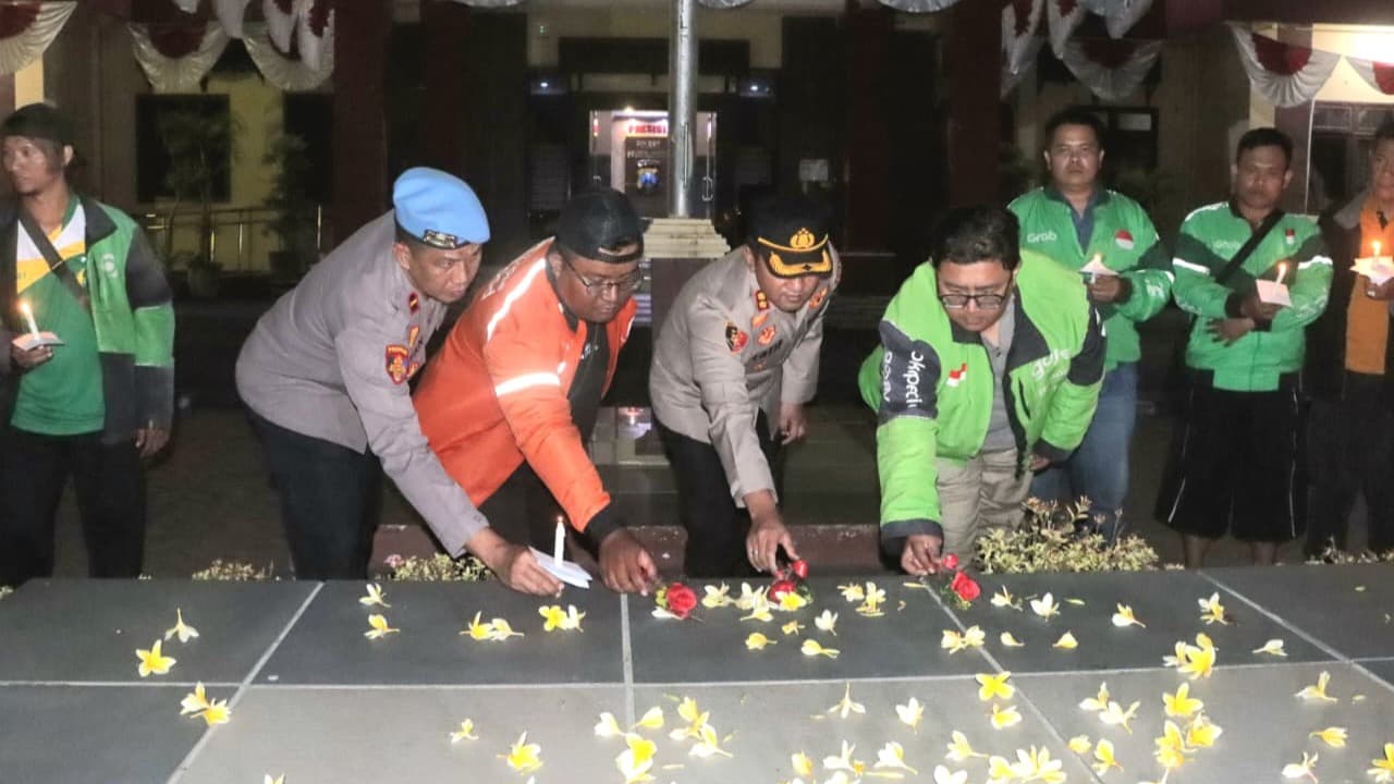 Driver Ojol Probolinggo Gelar Doa Bersama dan Nyalakan Lilin untuk Affan Kurniawan
