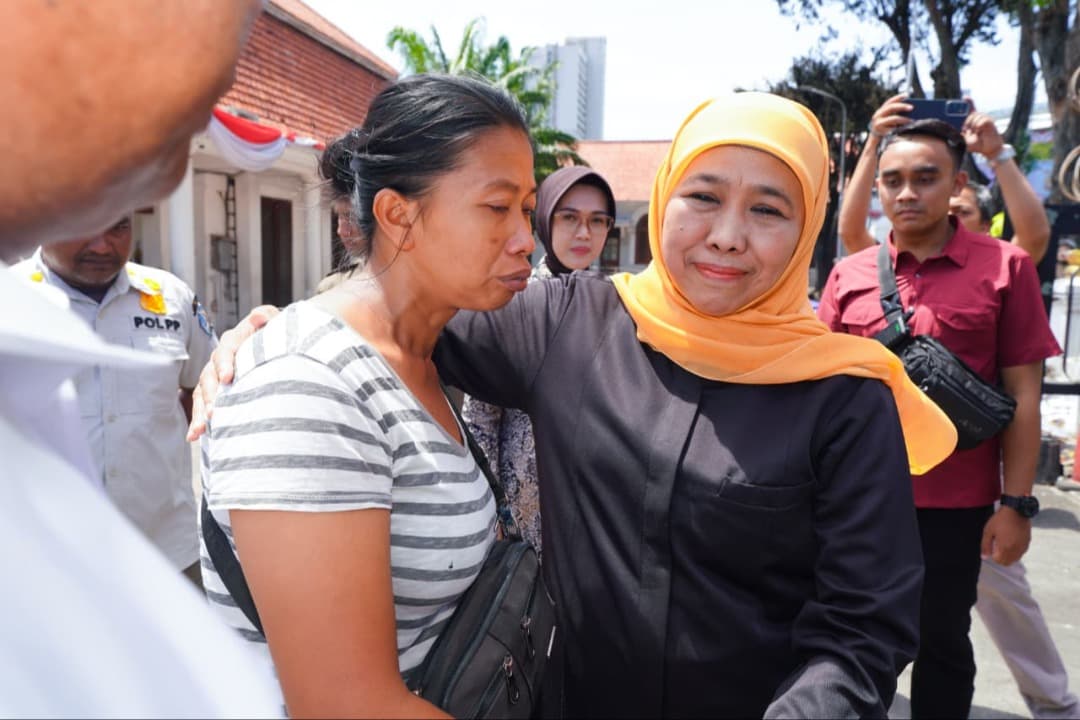 Gubernur Khofifah Akhirnya Temui Masyarakat di Depan Gedung Negara Grahadi