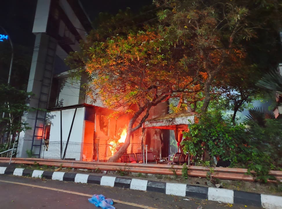Usai Polsek Tegalsari, Massa Bakar Pos Pantau Polisi di Cito
