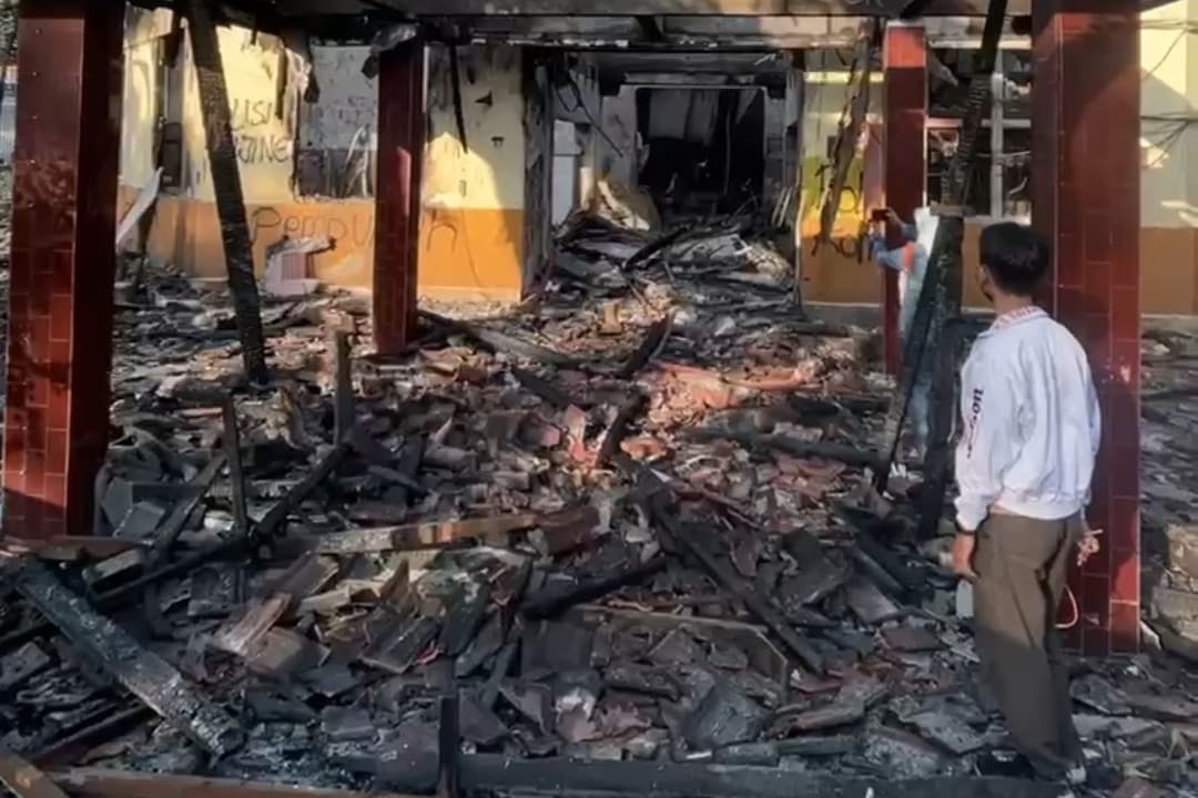 Gedung Negara Grahadi dan Polsek Tegalsari Jadi Tontonan Masyarakat