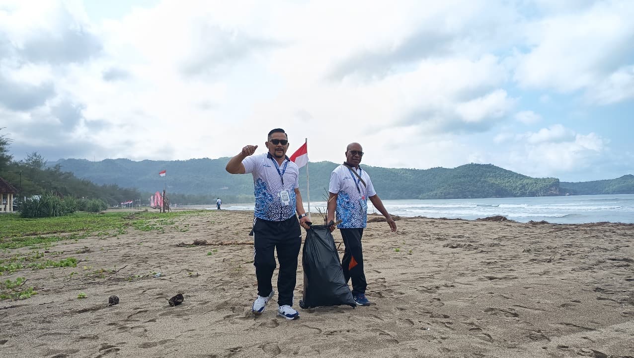 DPRD Peserta Bimteknas Demokrat Melakukan Aksi Bersih Pantai di Pacitan