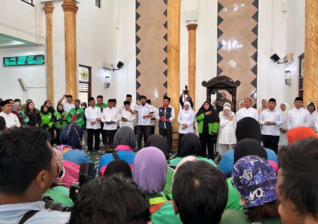Gubernur Khofifah Bersama Driver Ojol Gelar Tahlil Kubro untuk Almarhum Affan Kurniawan