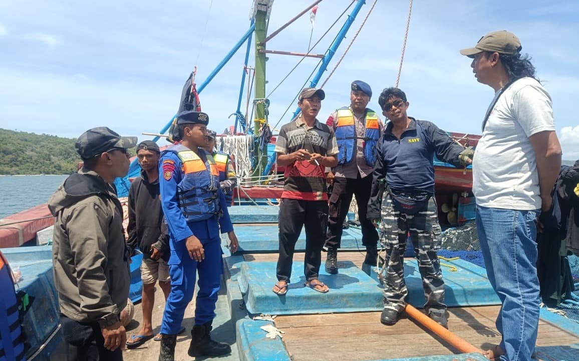 Anggota Lanal dan Satpolairud Banyuwangi Evakuasi 11 ABK Kapal Diduga Korban Eksploitasi