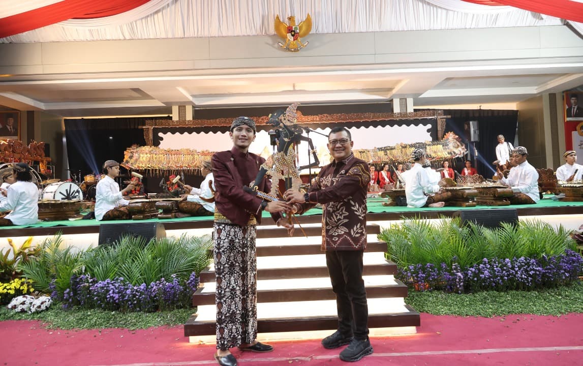 Untag Surabaya Rayakan Dies Natalis ke-67 dan HUT RI ke-80 dengan Pagelaran Wayang Kulit