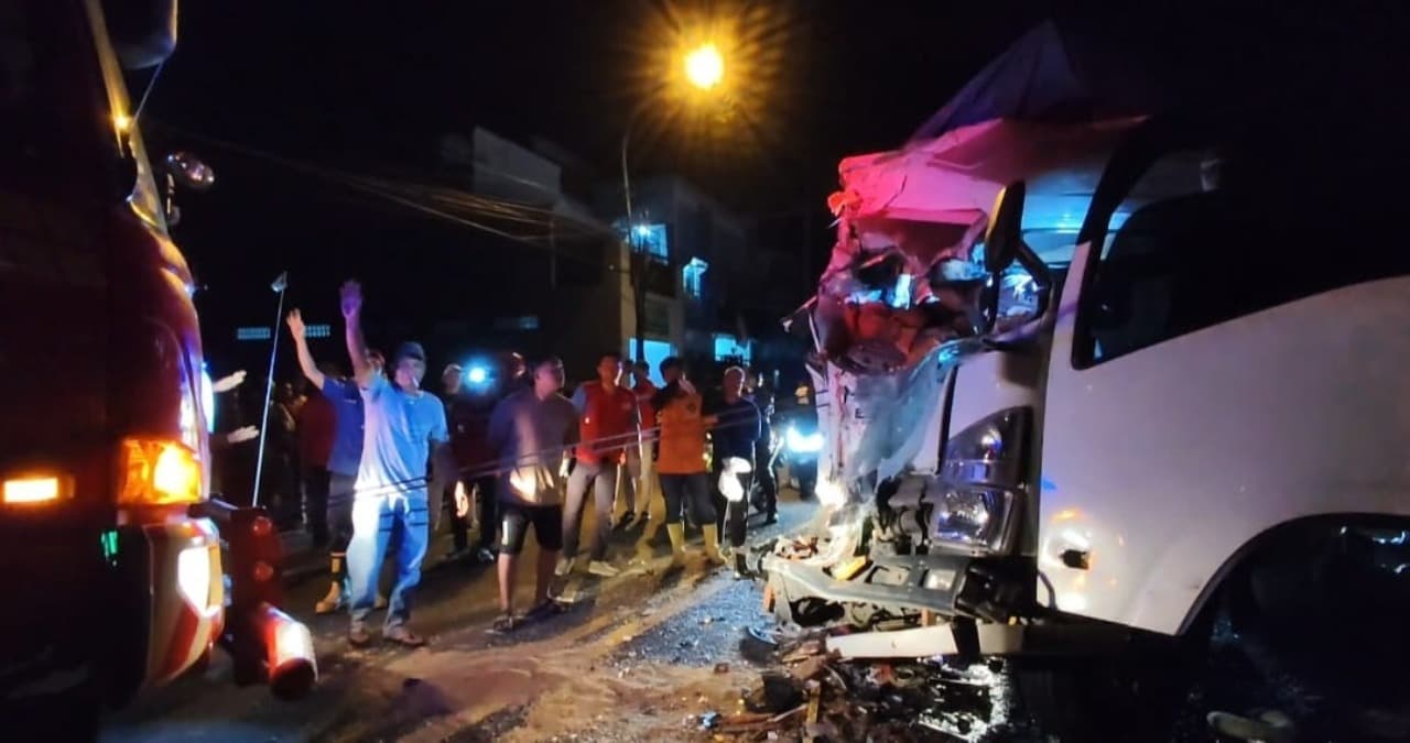 Dua Truk Adu Moncong di Mojokerto, Satu Sopir Tewas Terjepit