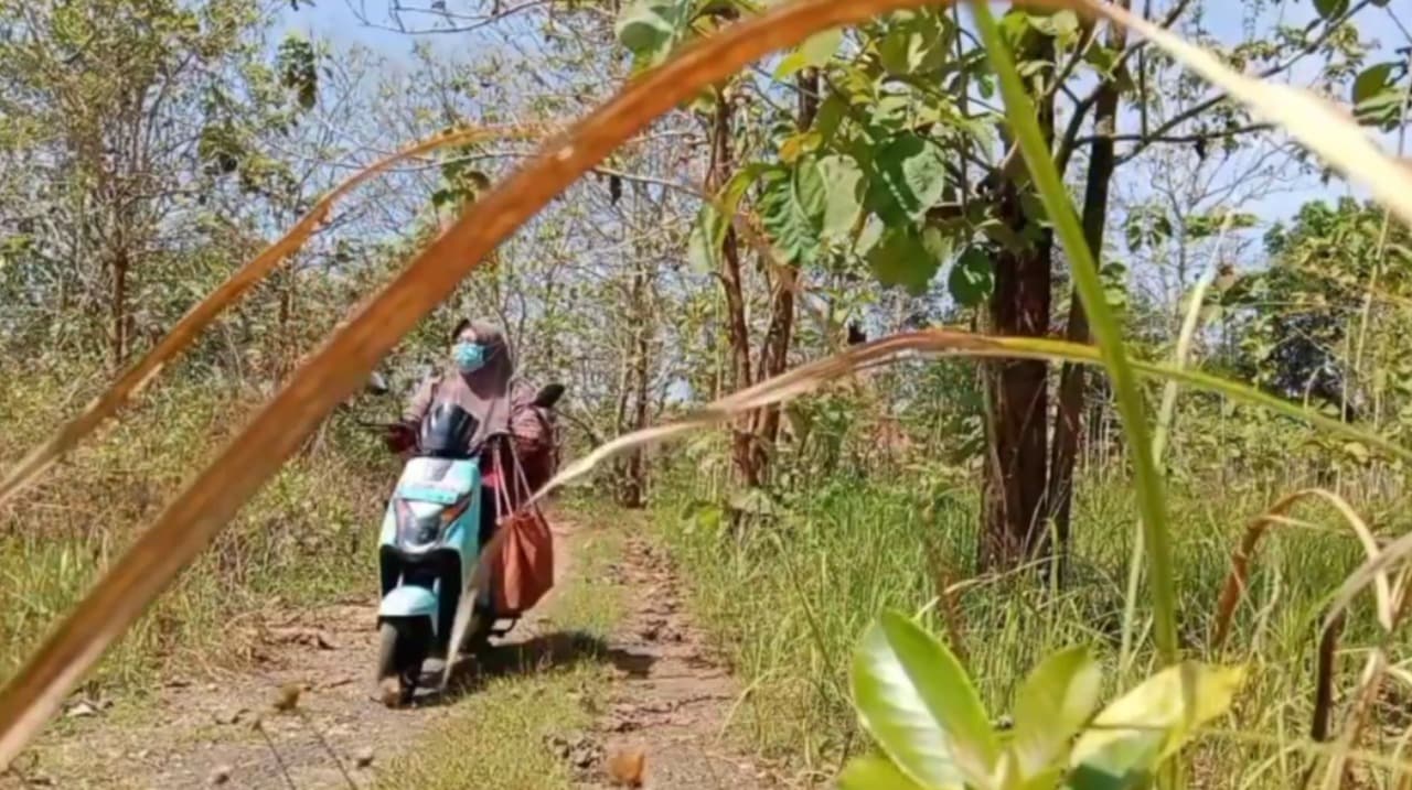 Bidan Uyun Tempuh Puluhan Km dengan Sepeda Listrik Demi Vaksinasi Anak di Bangkalan