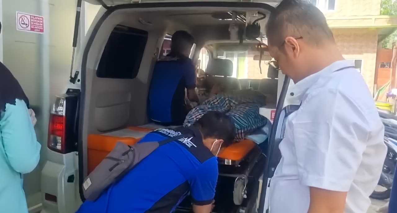 Sebatang Kara, Warga Evakuasi Penderita Obesitas di Pangeranan Bangkalan