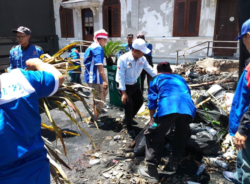 SPSI Jatim dan Gesper Kerja Bakti Bersihkan Sisa Kerusuhan di Gedung Grahadi