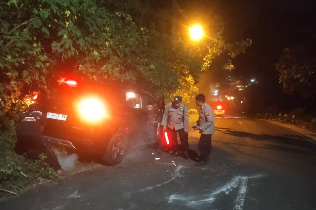 Xpander Terguling di Pacet Mojokerto, Dua Balita Selamat