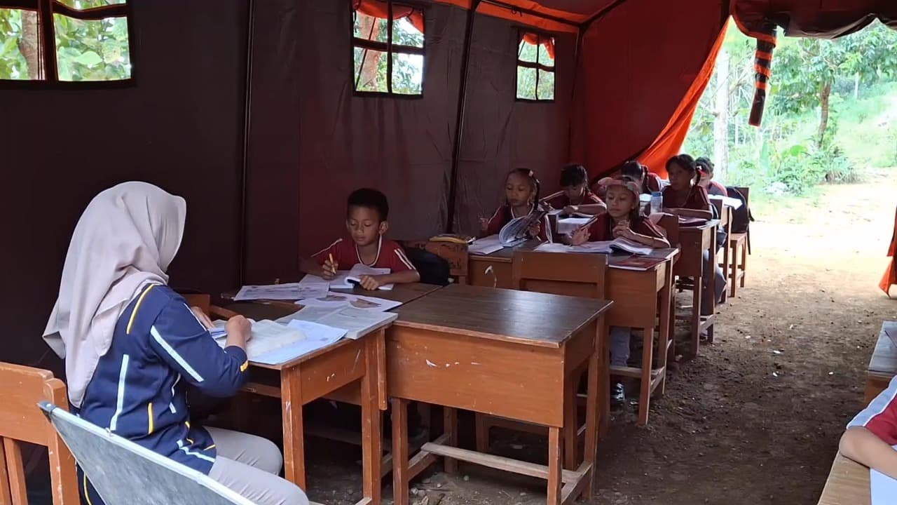 Belasan Siswa SDN 2 Kradinan Belajar di Tenda Darurat Usai Kelas Rusak Diterjang Longsor