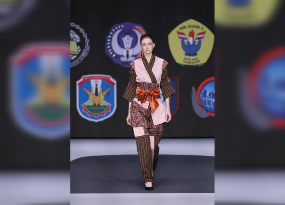 Gubernur Khofifah Apresiasi Murid SMK Jatim Tembus Panggung Fashion Dunia
