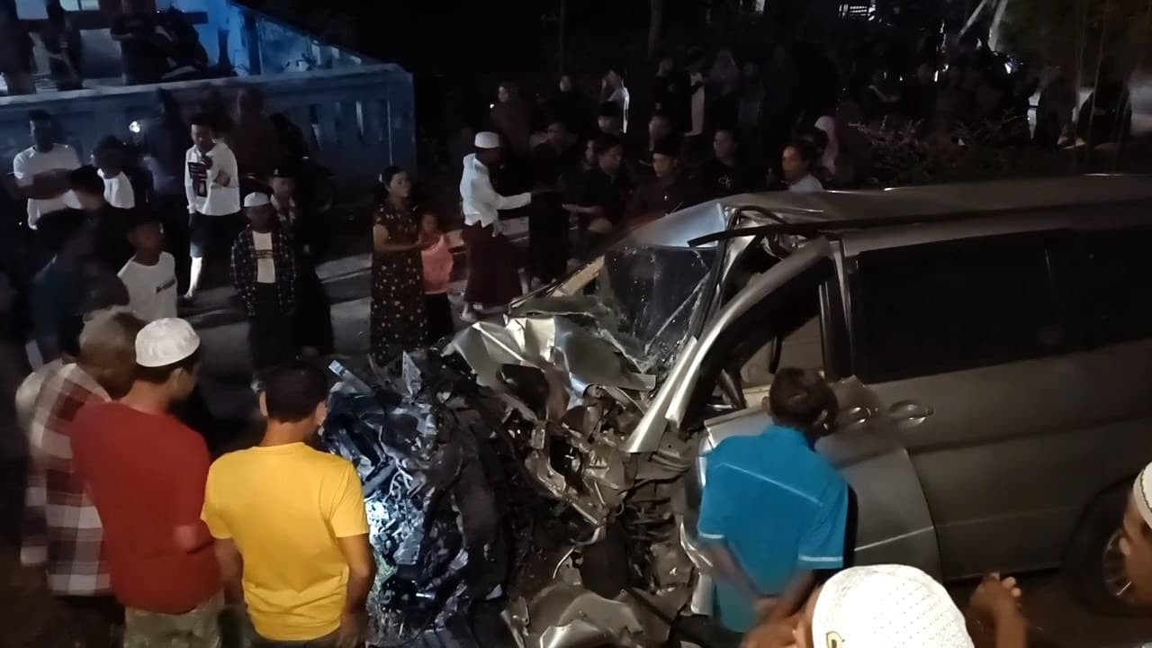Ban Meletus, Minivan Nyangkut di Rel dan Tertabrak KA Ranggajati
