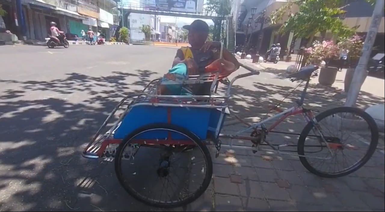 Tarif Sepuluh Ribu, Tukang Becak Magetan Kian Terhimpit Sepinya Penumpang