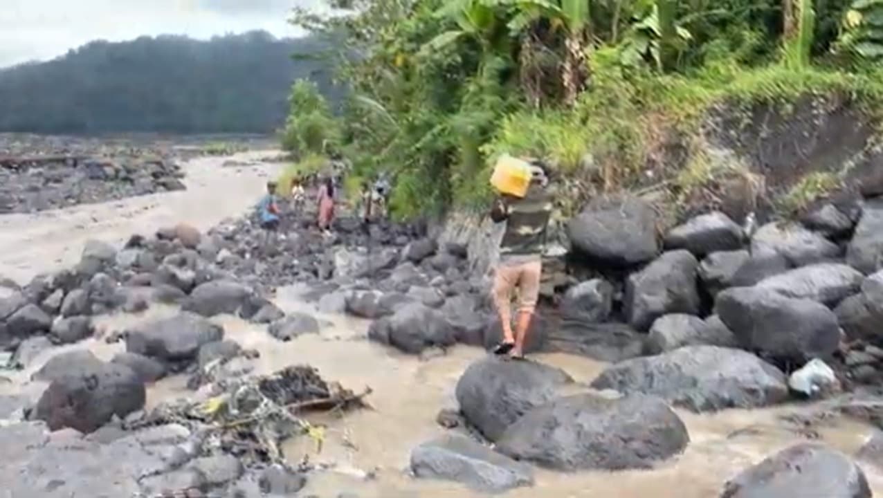 Jembatan Ambrol, Ratusan KK di Lumajang Terisolir dan Kesulitan Akses