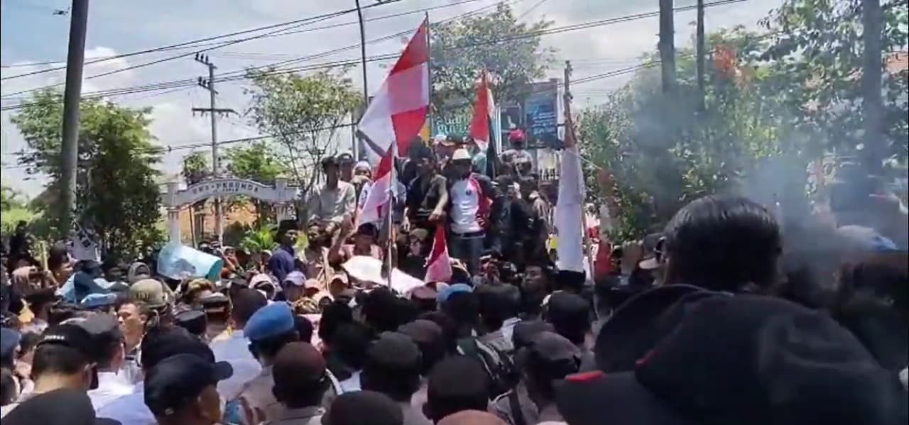 Ribuan Massa Geruduk kantor Pemkab Bangkalan, Tuntut Bupati Selesaikan Masalah Sampah