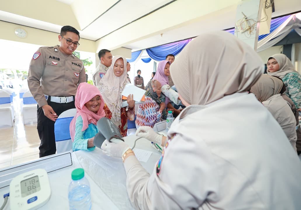 Sambut Hari Lalu Lintas, Ditlantas Polda Jatim Gelar Baksos dan Bakkes