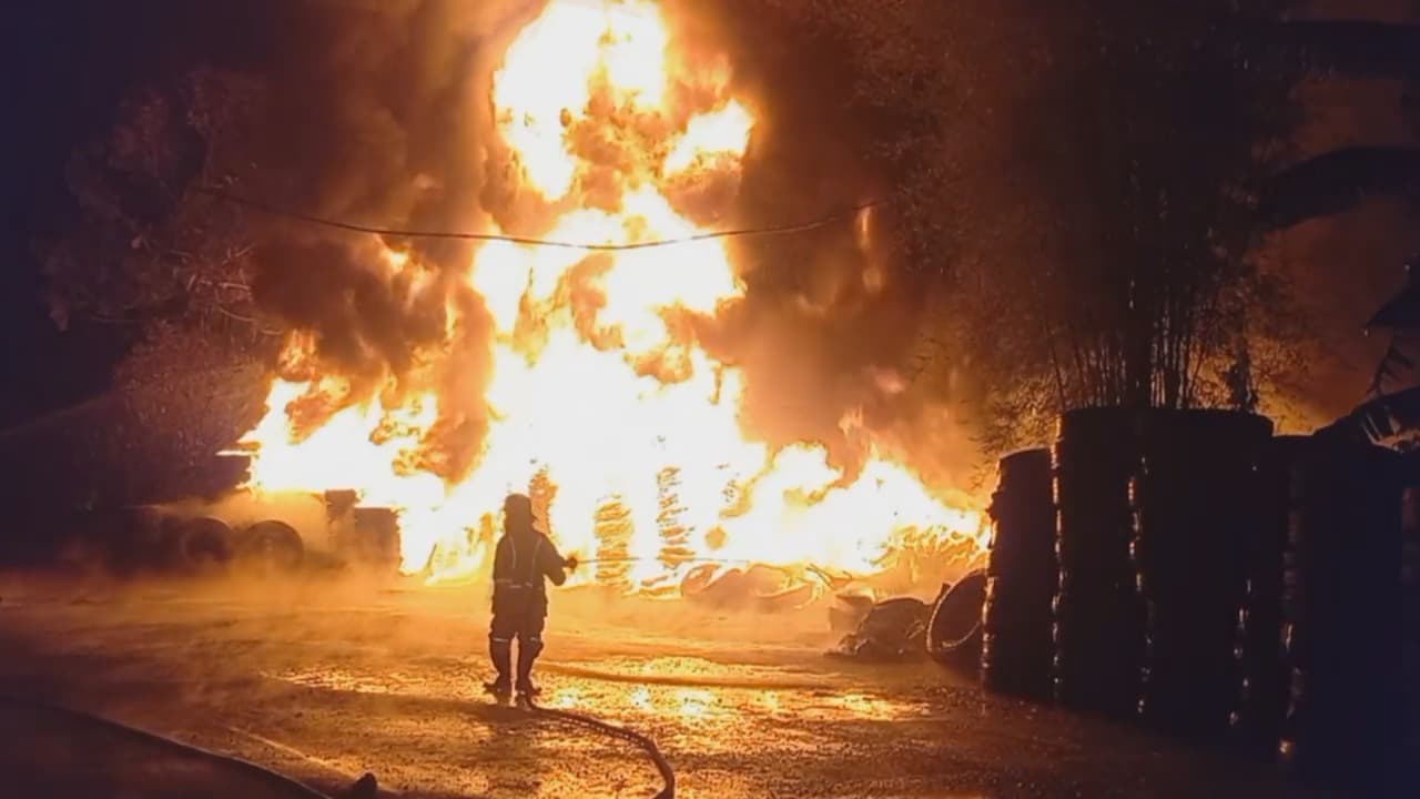 Usaha Penggilingan Ban Bekas di Jombang Ludes Terbakar