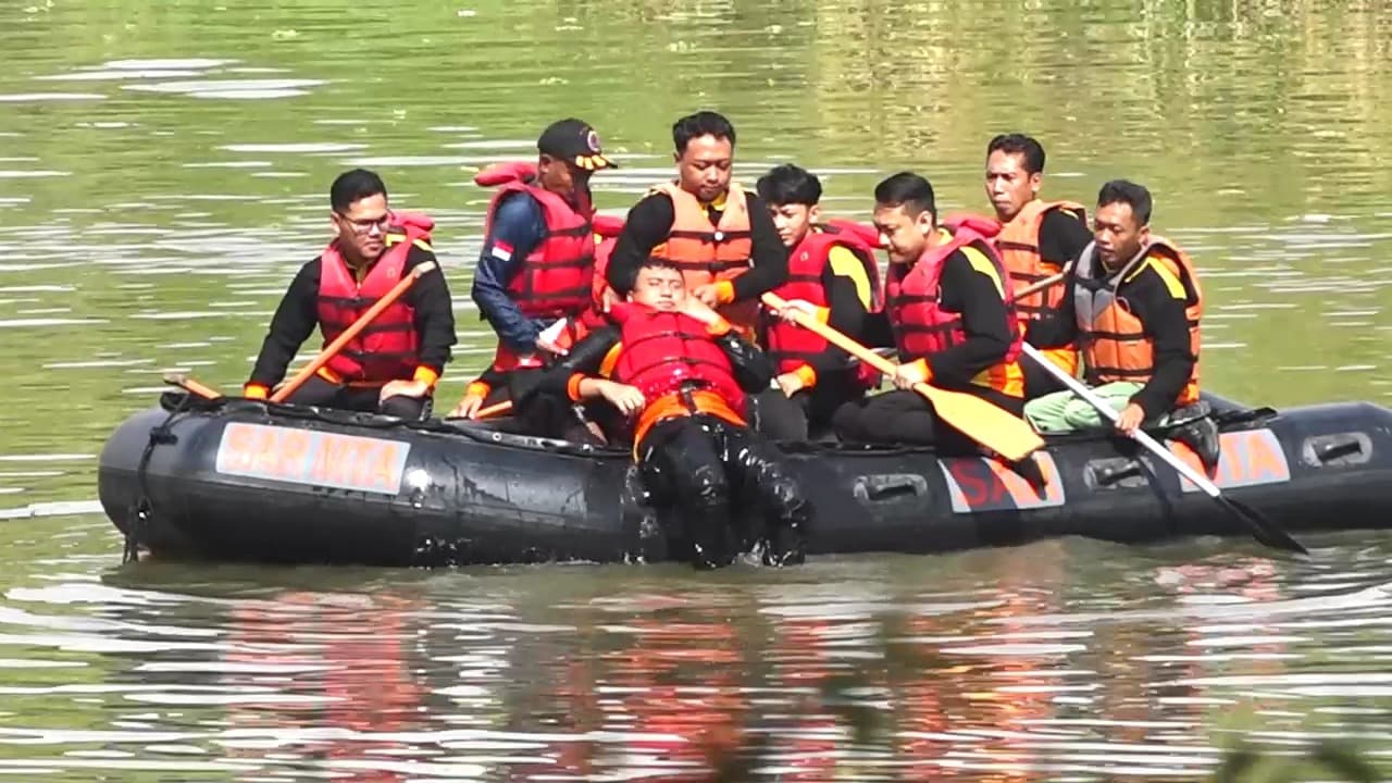 Mitigasi Bencana, Ratusan Warga Ditempa Evakuasi Laka Air di Bengawan