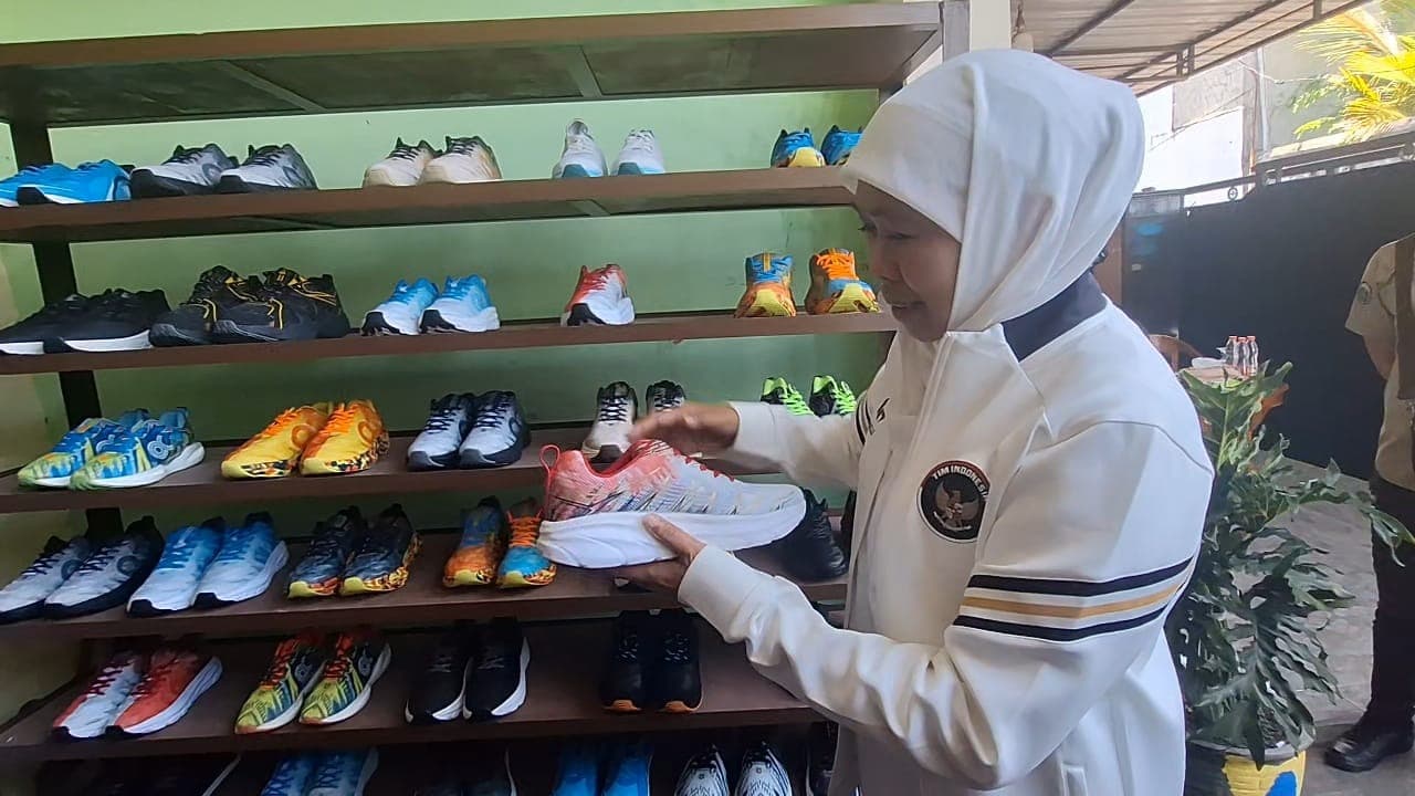 Berkunjung ke Mojokerto, Gubernur Khofifah Kagumi Kualitas Sepatu Awake