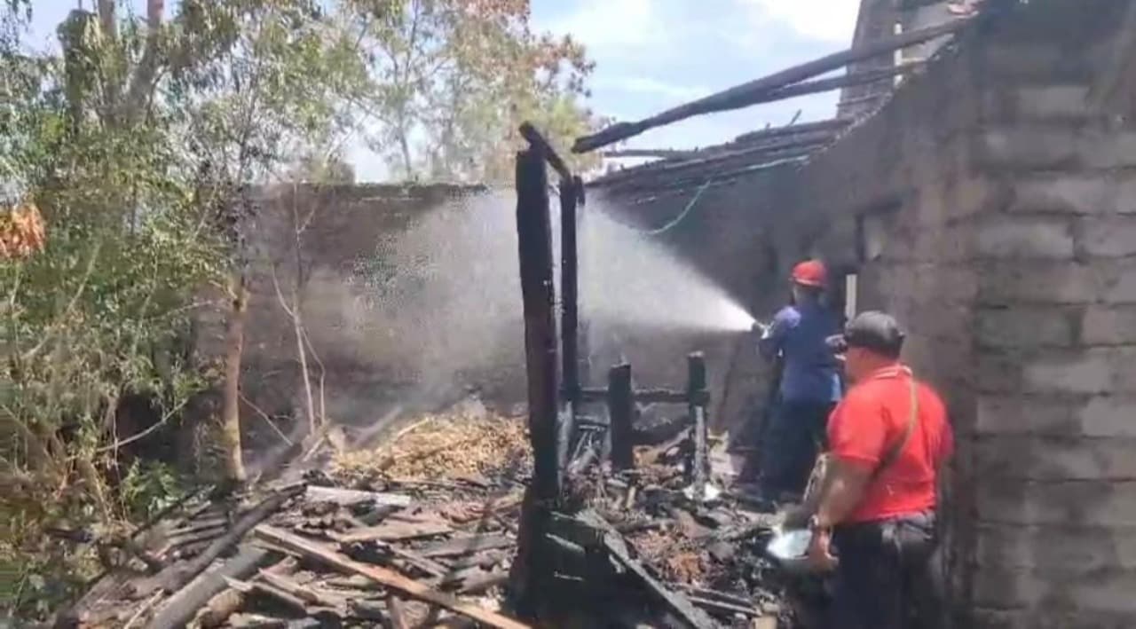 Rumah Perempuan Lansia di Banyuwangi Ludes Terbakar