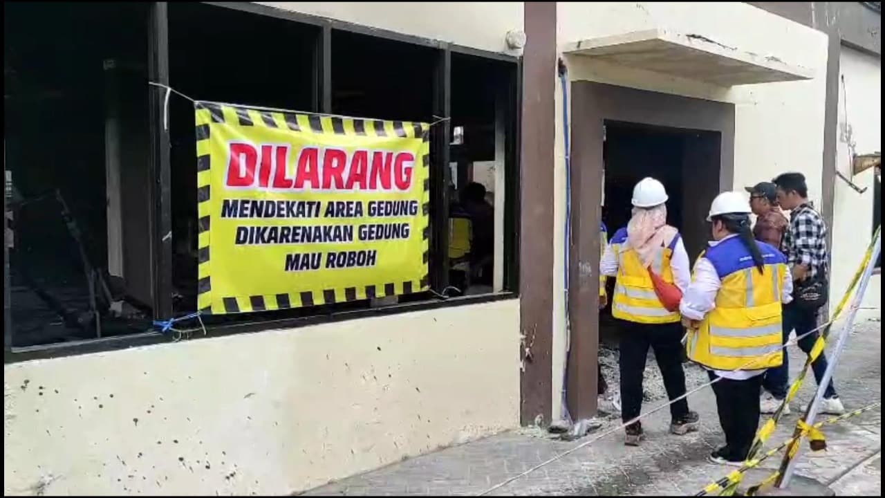 Kementerian PUPR Tinjau Langsung Kerusakan Gedung Pemkab Kediri yang Dibakar Massa
