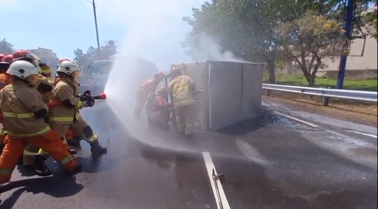 Mobil Boks Bermuatan Frozen Food Terguling Lalu Terbakar di Tol Dupak