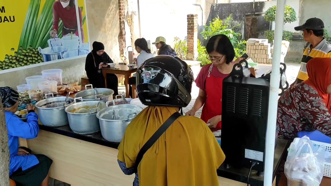 Bernostalgia dengan Aneka Bubur Legendaris di Warung Kak Ros