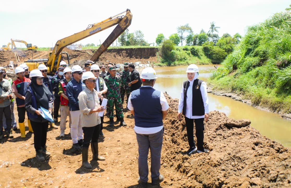 Tinjau Spillway Sungai Tanggul Jember, Gubernur Khofifah Targetkan 1.046 Hektar Sawah Kembali Terairi