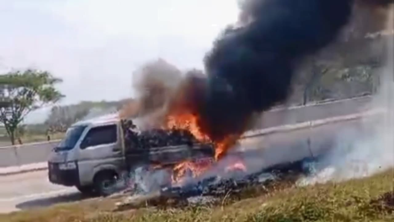 Pikap Bermuatan Lem dan Pipa Terbakar di Tol Ngawi, Sopir dan Penumpang Selamat