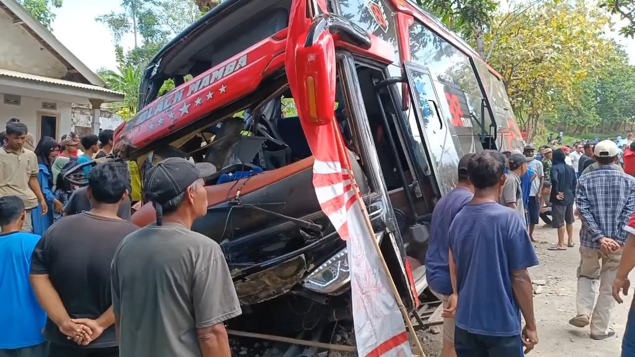 Bus Rombongan Wisata Bromo Tabrak Pembatas Jalan, 6 Orang Tewas