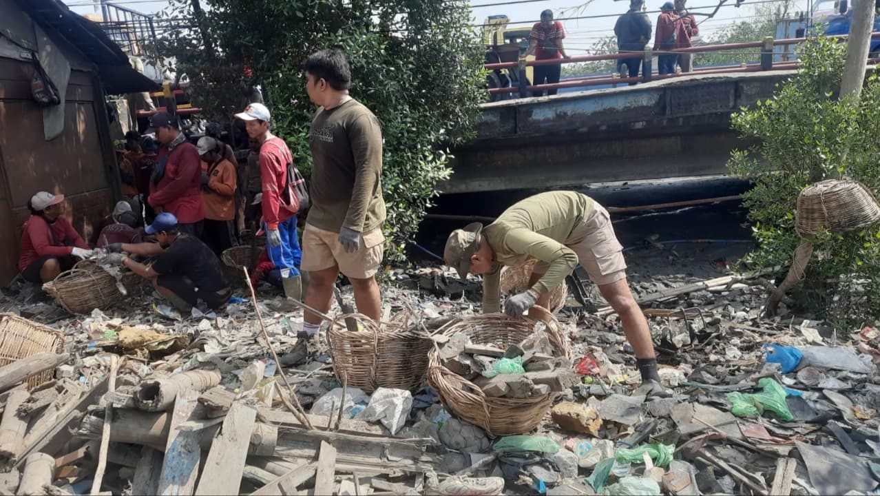 Bersihkan Sungai Kalianak, Pemkot Surabaya Angkut Sampah Hingga 10 Truk