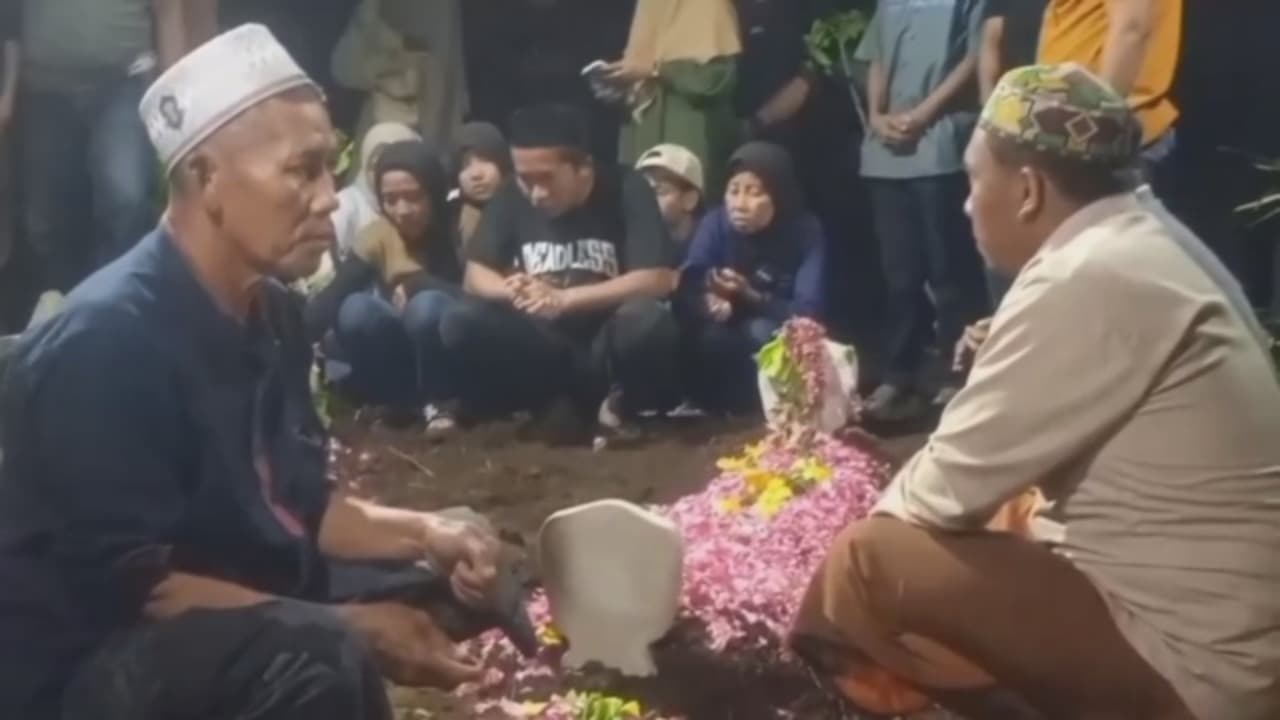 SATU KELUARGA KORBAN BUS MAUT DIMAKAMKAN BERDAMPINGAN