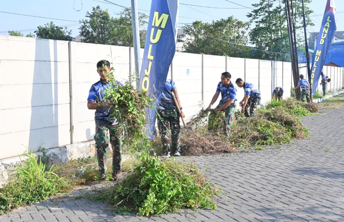 Bakti Teritorial Prima HUT Ke-80 TNI, Prajurit TNI AU Lanud Muljono Bersihkan Jalan dan Selokan Air