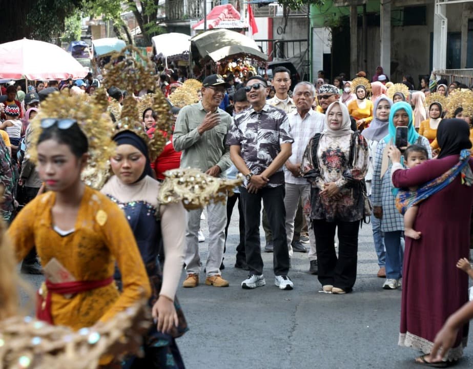 Blusukan ke Karnaval RT, Wali Kota Wahyu: Saya Lihat Semangat Gotong Royong yang Autentik