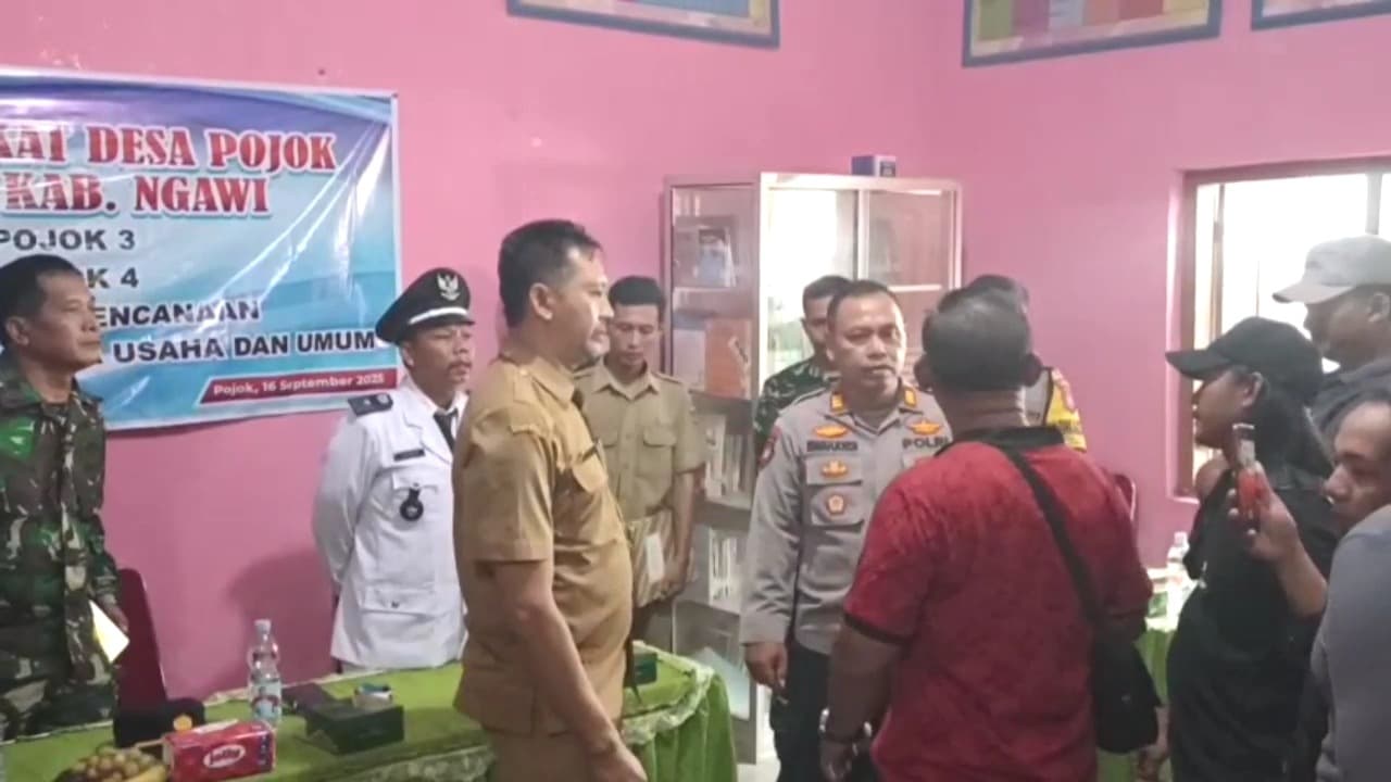 Warga Protes Pelaksanaan Pelantikan Perangkat Desa di Ngawi